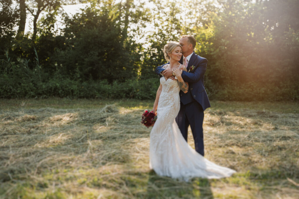 TOP Hochzeitslocation Kärnten, Hochzeitslocation mit Pool, Hochzeitsfotograf Kärnten, Hochzeitsfotograf Klagenfurt, Alte Schule, Alte Schule Kappel an der Drau, John Deer Musik, cooles Brautpaarfotos, Tattoo Brautportrait, Hochzeitsdeko, Outdoor Trauung, freie Trauung