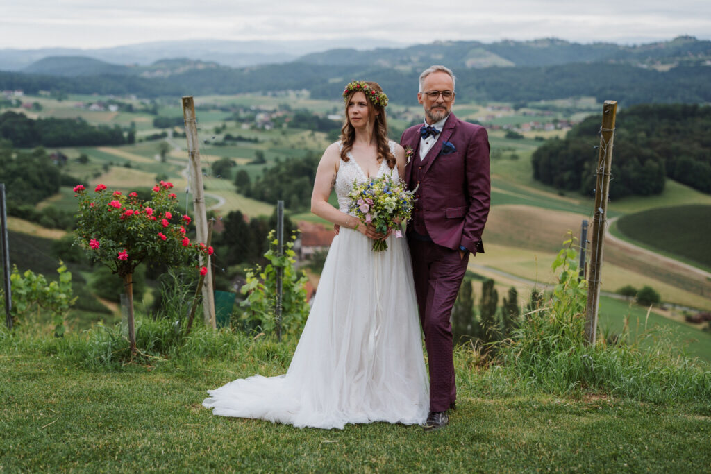 Hochzeitslocation Steiermark, heiraten Südsteiermark, Weingartenhotel Harkamp, Heiraten im Weinberg, Heiraten am Weingut, Südsteiermark Hochzeit, Hochzeitsfotograf Leibnitz, Hochzeitsfotograf Steiermark, TOP Hochzeitslocation Steiermark, Weingut Hochzeit, Trauung im Freien, Trauung im Weinberg, Harkamp, Premium Hochzeitstorte, getting ready Weingartenhotel, Agape Weingut, Hochzeitsmusik, coole Brautpaarfotos, Brautpaarfotos authentisch, Boho Hochzeit,